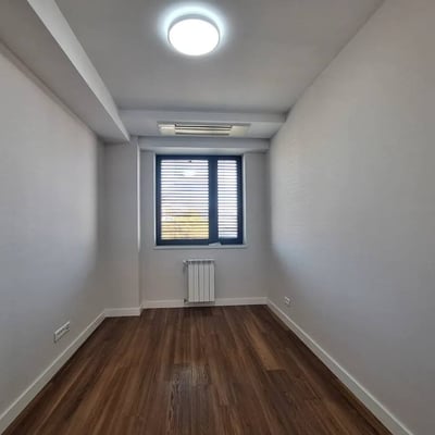 Alquiler de un amplio apartamento de 3 habitaciones, 73 m², centro de Novi Belgrado, Serbia